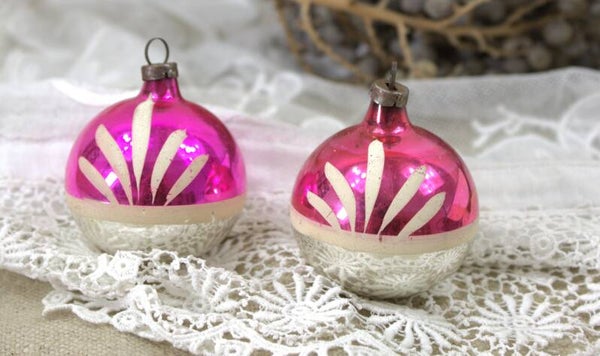 Vintage fuchia roze met zilveren kerstballen en witte accenten