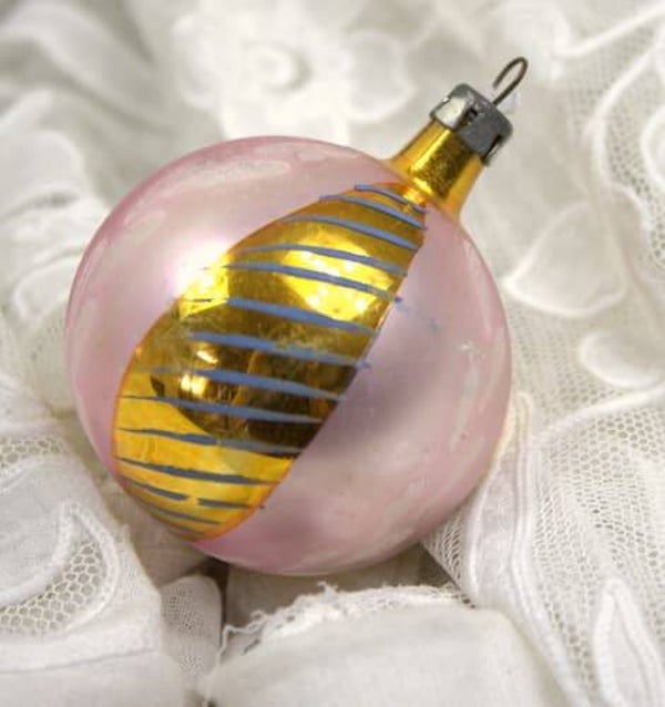 Vintage roze met gouden kerstbal