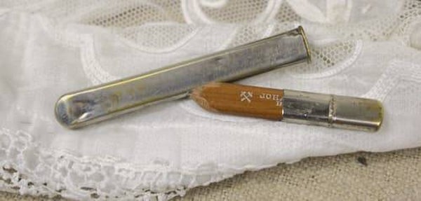 Klein vintage potloodje van timmerman in metalen houdertje