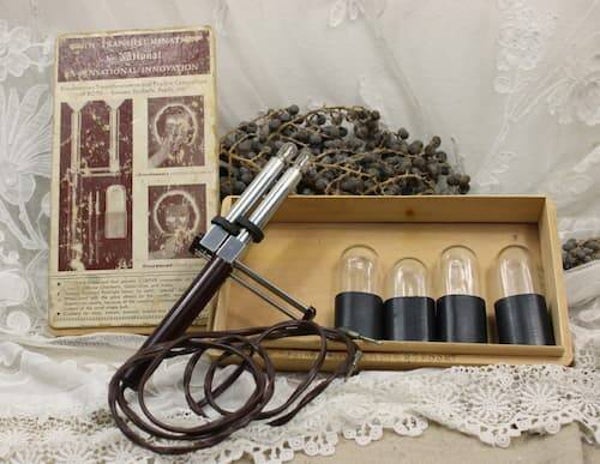 Vintage Twin Transilluminatieset  in houten kistje– Ontwerp Dr. Louis H. Schwartz (1936) – Zeldzaam Antiek Medisch Ooginstrument