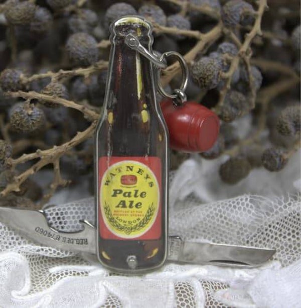 Vintage Watney's reclame zakmesje in vorm van een bierflesje(jaren 60-/70)