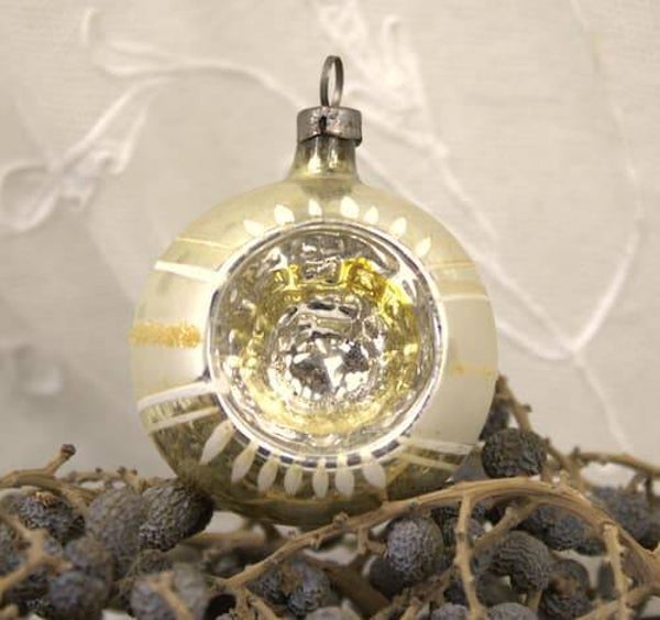 Vintage licht goudkleurig kerstballetje met "deuk'