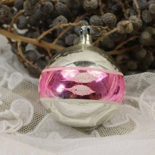 Vintage zilveren met roze  band kerstbal met witte accenten