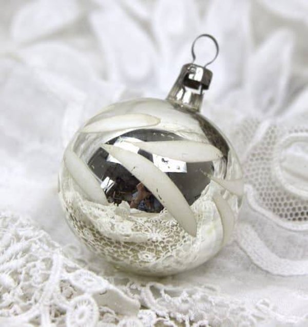 Vintage zilveren kerstballetje met witte bloemblaadjes