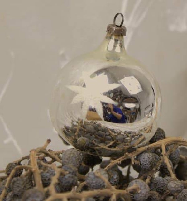 Vintage zilveren kerstbal met sterren in wit glitter