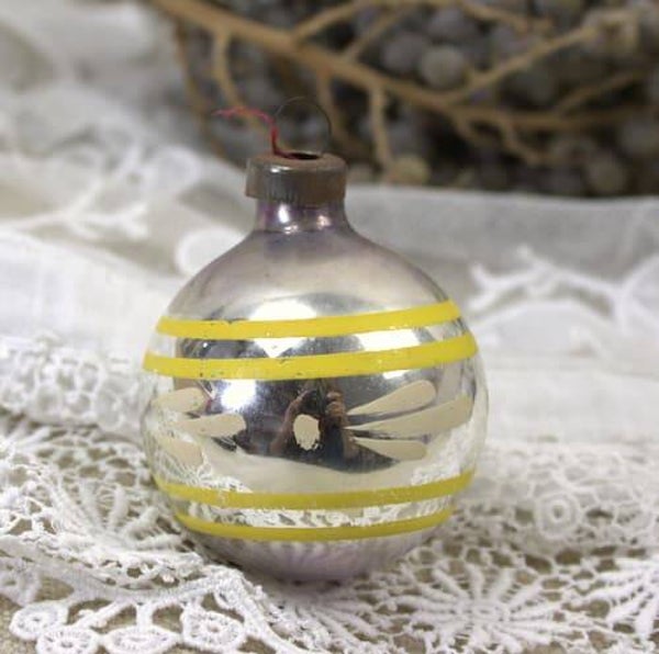 Vintage zilveren kerstballetje met gele strepen en witte accenten