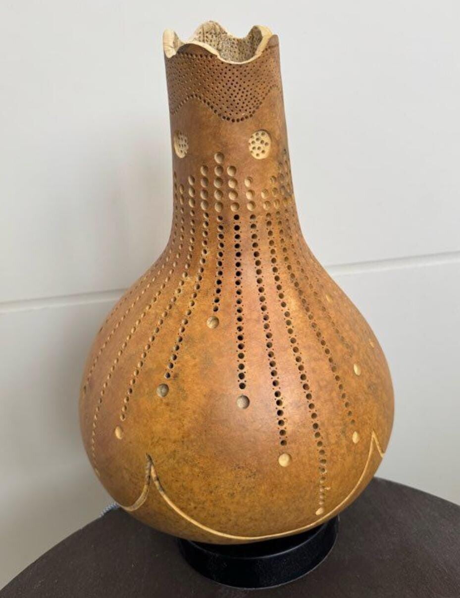 Lampe veilleuse en calebasse.