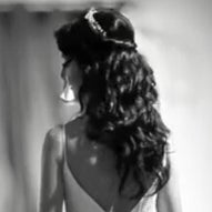photo de coiffure mariage, cheveux en bas, ondulée, chignon, relevé des cheveux avec couronne dans les cheveux, diadpme de brillant, bling bling, robe de mariée dos nu
