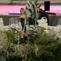 décoration de table féérique, forêt et végétales, statues de fées, thème mon univers,diverses plantes en arrangement sur une table des invités à un mariage, décoratrice de mariage spécialisée dans la conception unique