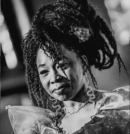 Photo de profil de Doris Lavin lors d'une représentation pour un mariage.