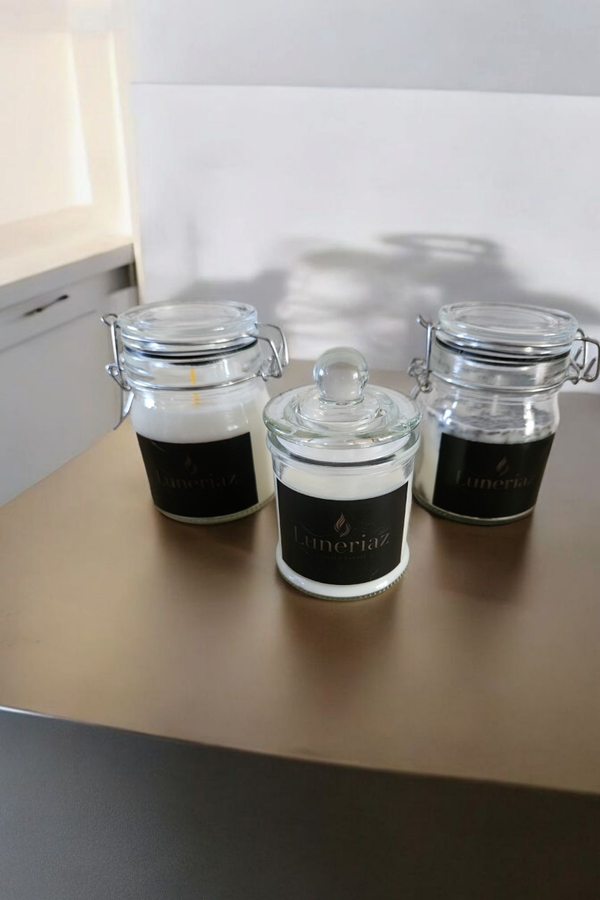 Glazen potjes met kaars