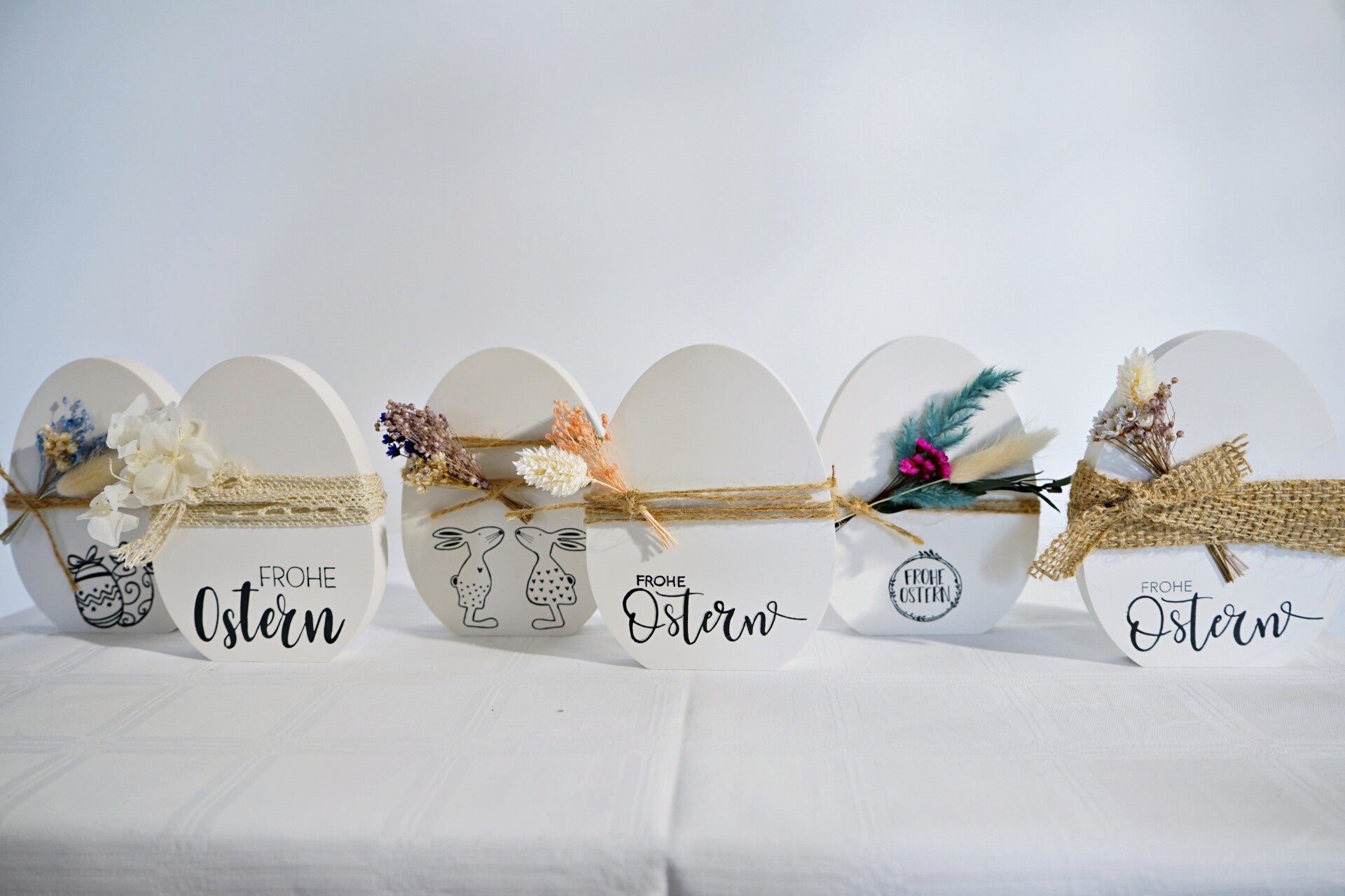 Osterei mit Trockenblumen