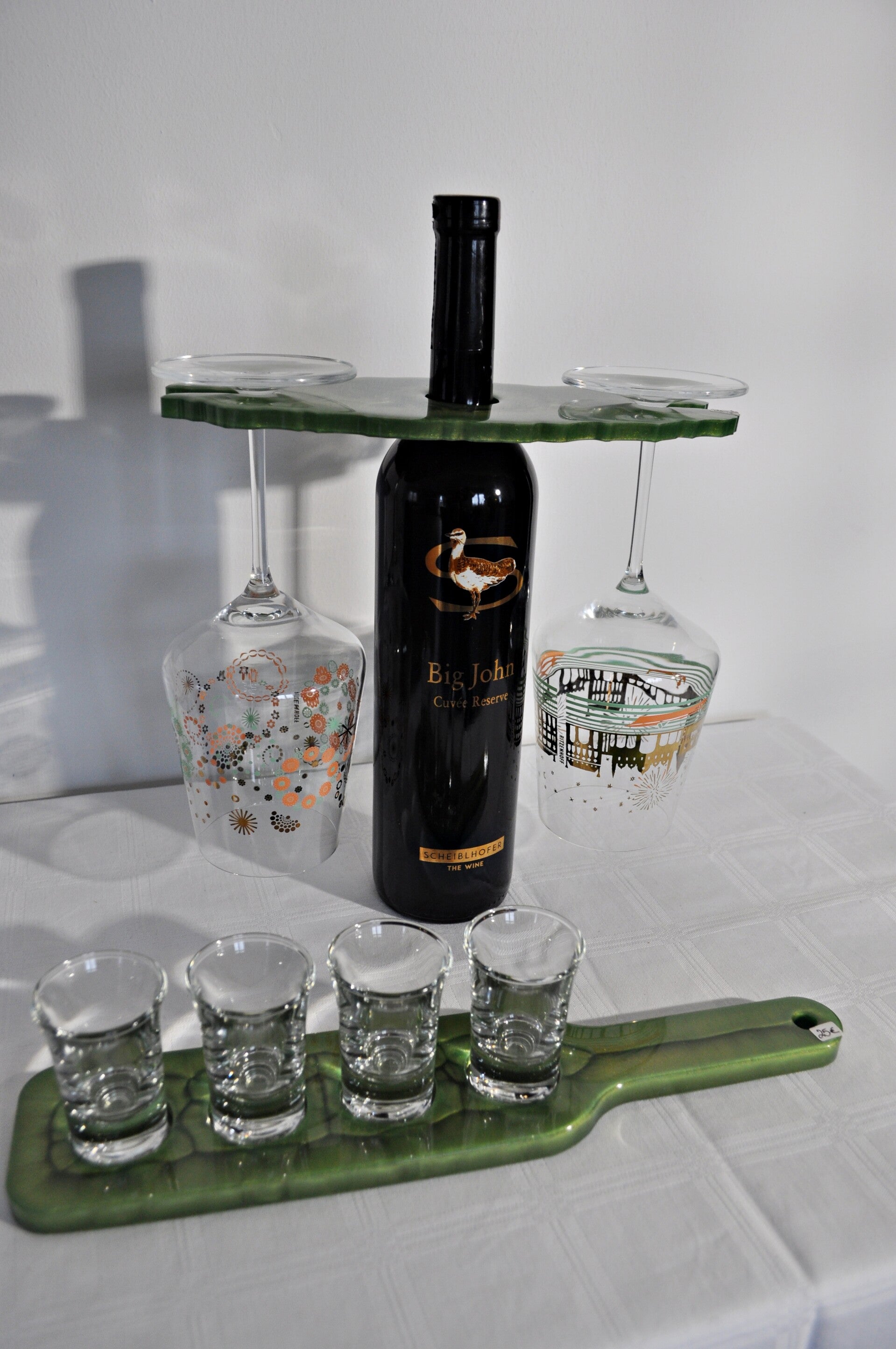 Wein und Weinglashalter und Schnapstablare