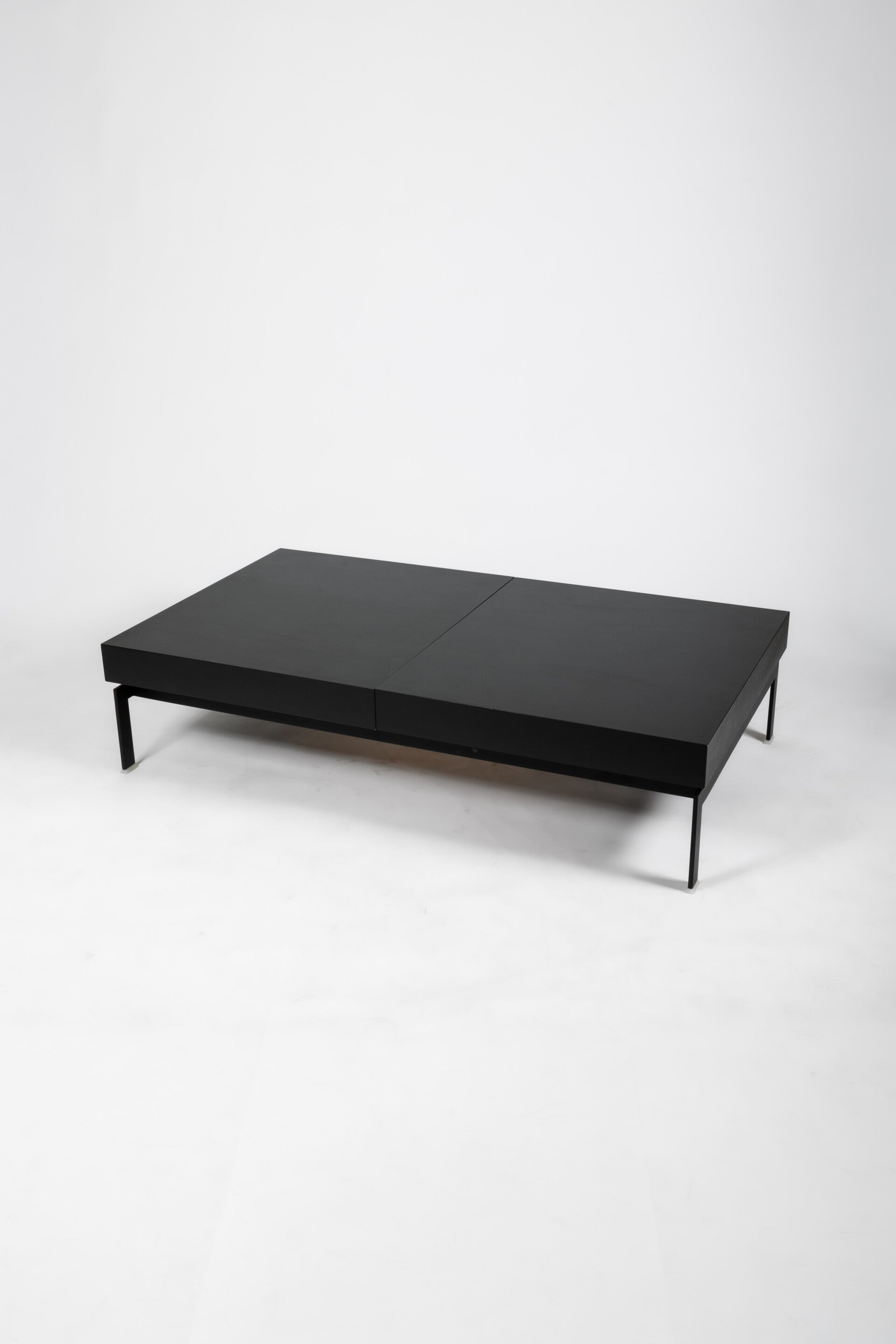 Extendable coffee table Leolux,  black laquer wood on metal frame