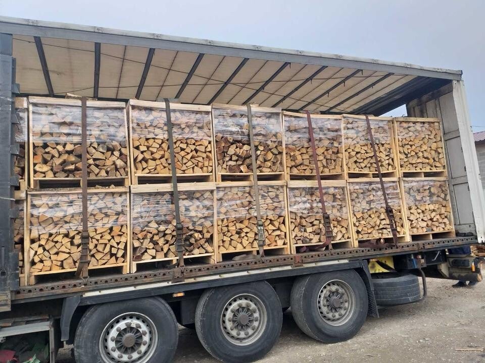 Brennholz LKW-Sattelzugweise Buche Großhandel. AB 200€ / PALETTE