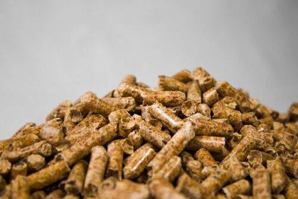 Palette Giant Flames Holzpellets 65 Säcke x 15 kg (975 kg)