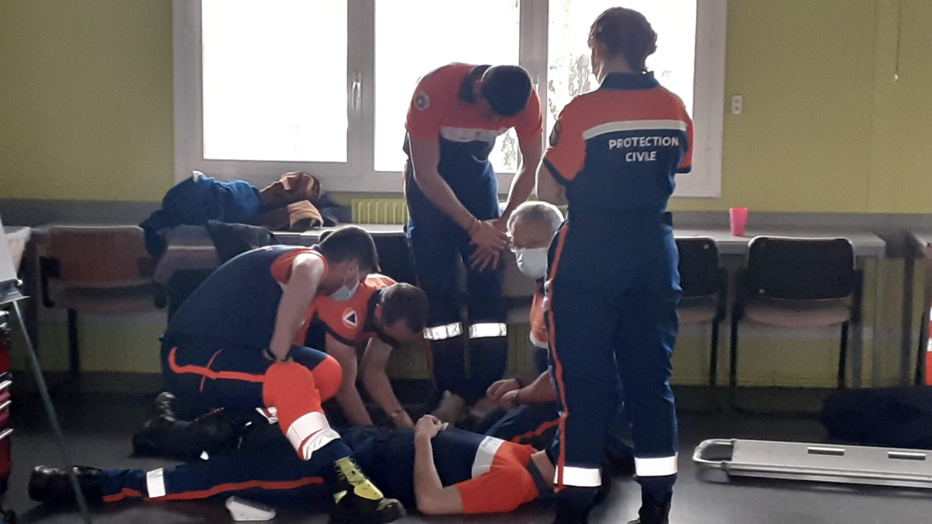 Exercice de secourisme en protection civile, prise en charge d'une victime au sol