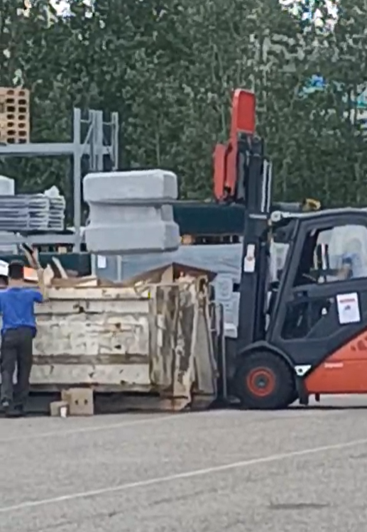 Chariot élévateur transportant des palettes de marchandises en entreprise, sécurité et prévention des risques professionnels