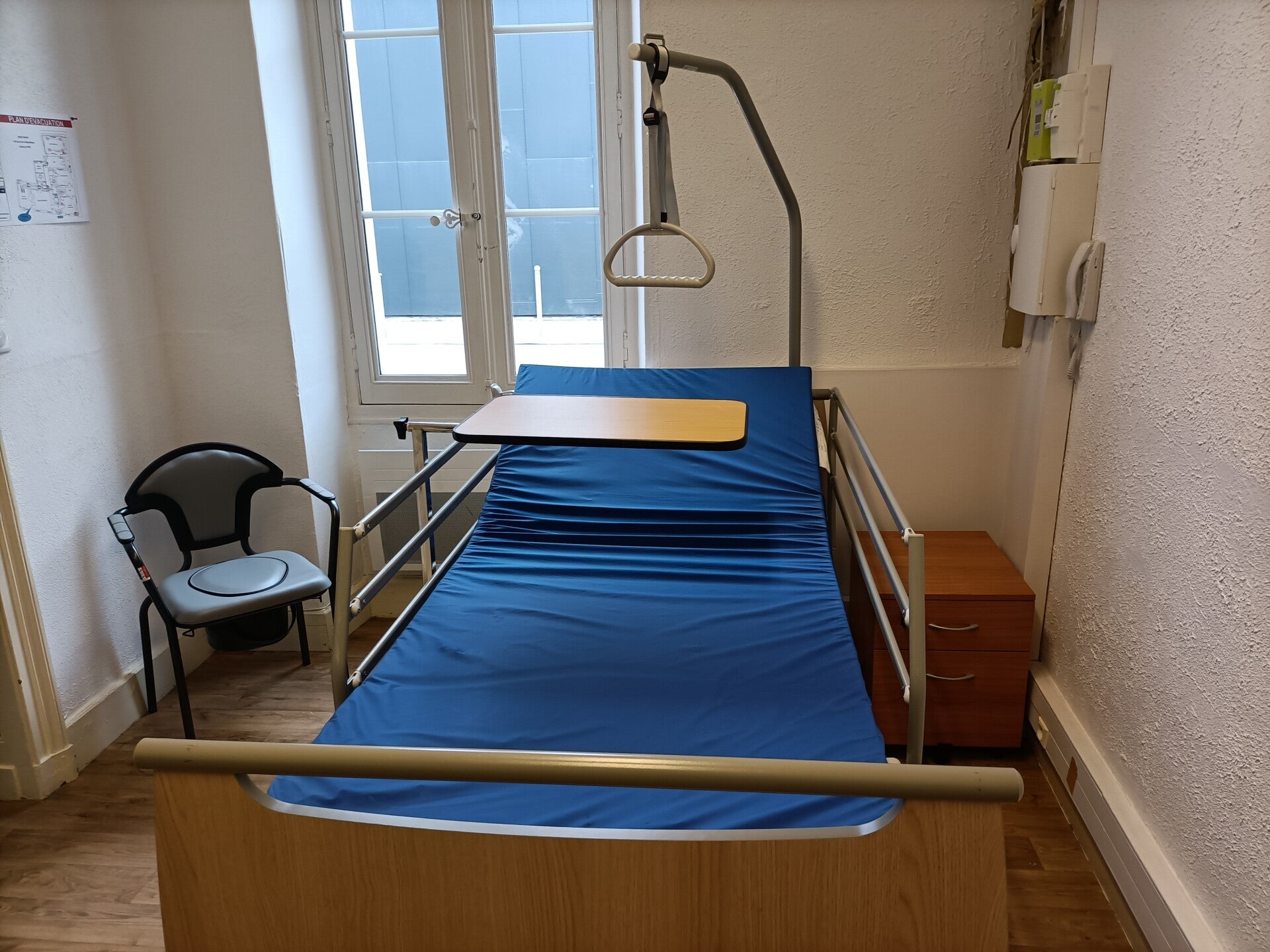 Lit médicalisé en chambre, formation prévention des risques liés à l'activité physique (PRAP)