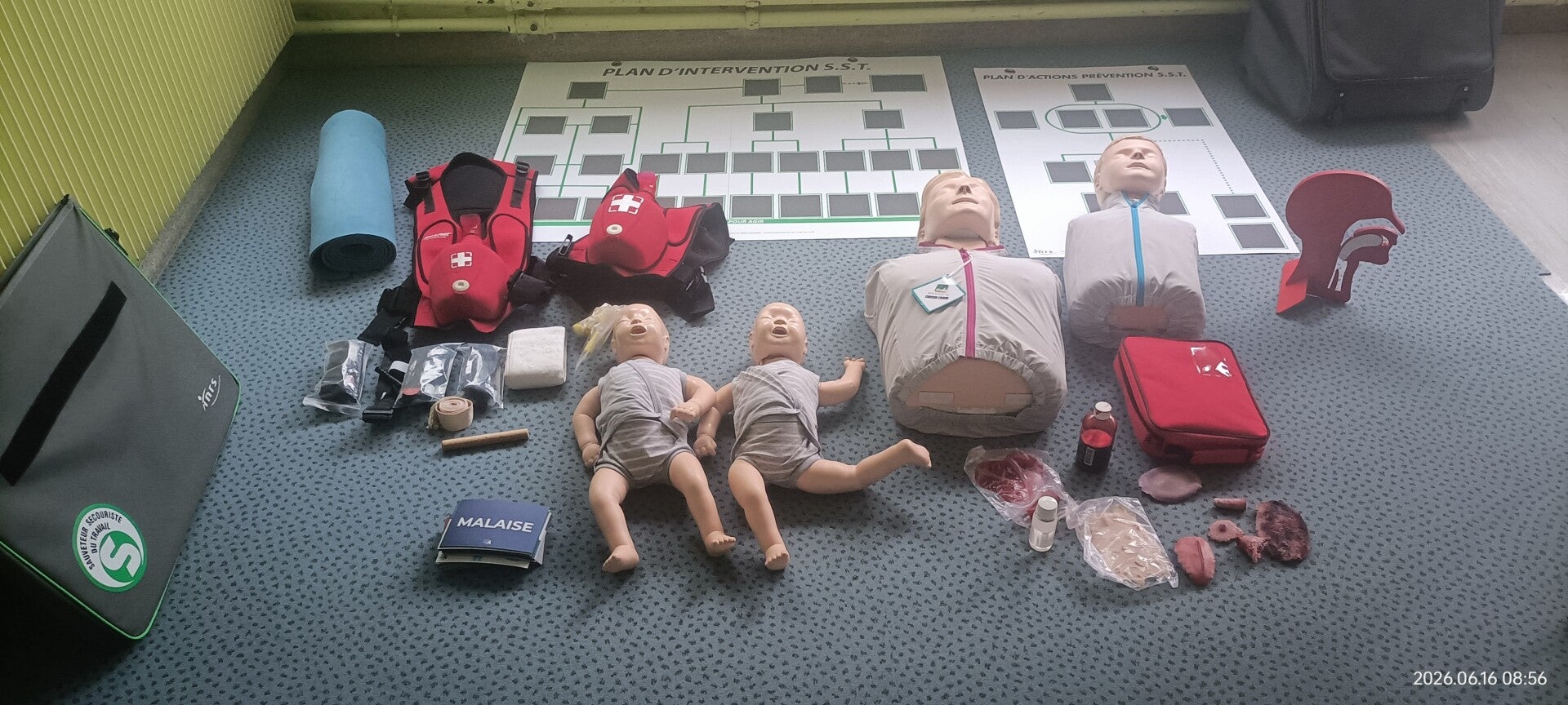 Mannequins et matériel de premiers secours au sol, formation Sauveteur Secouriste du Travail (SST)
