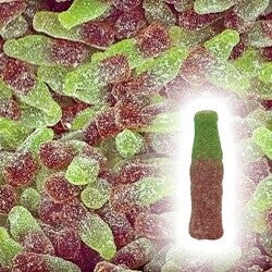 bouteilles de cola marron et vert sucrées 100 grammes
