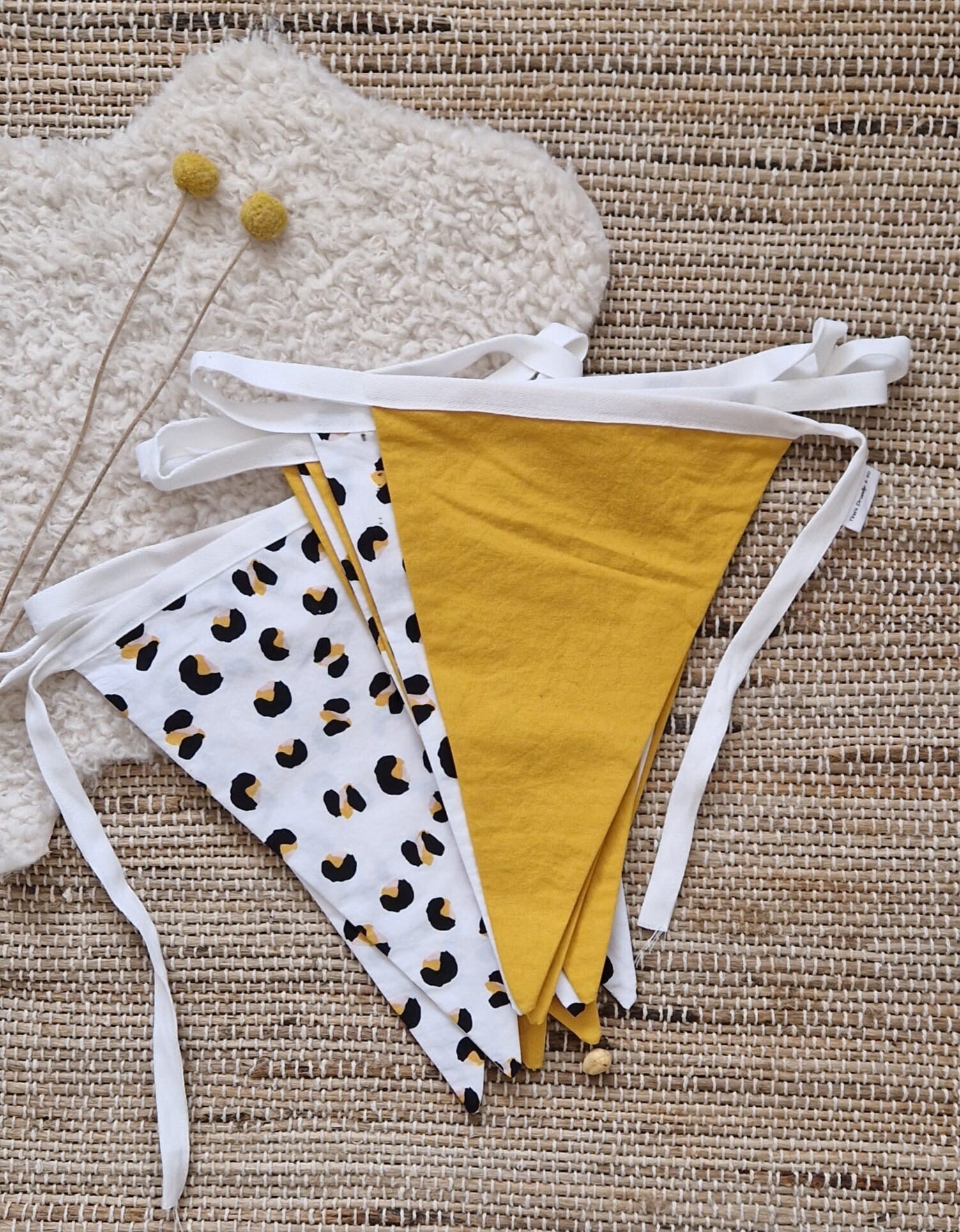 Vlaggenlijn | driehoek okergeel & panter