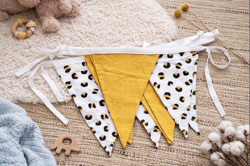 Vlaggenlijn | Driehoek okergeel & panter