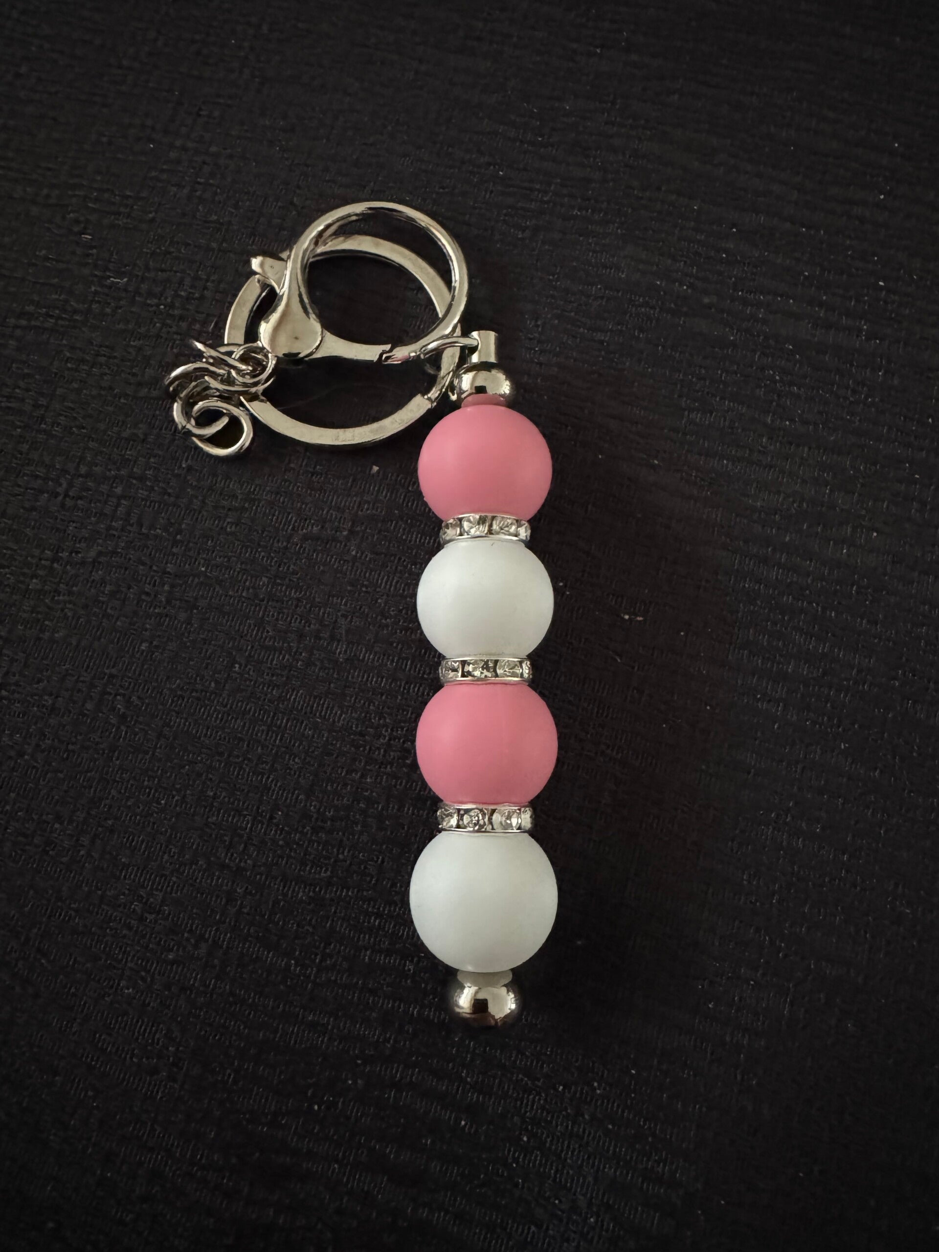 Staaf sleutelhanger in roze en wit