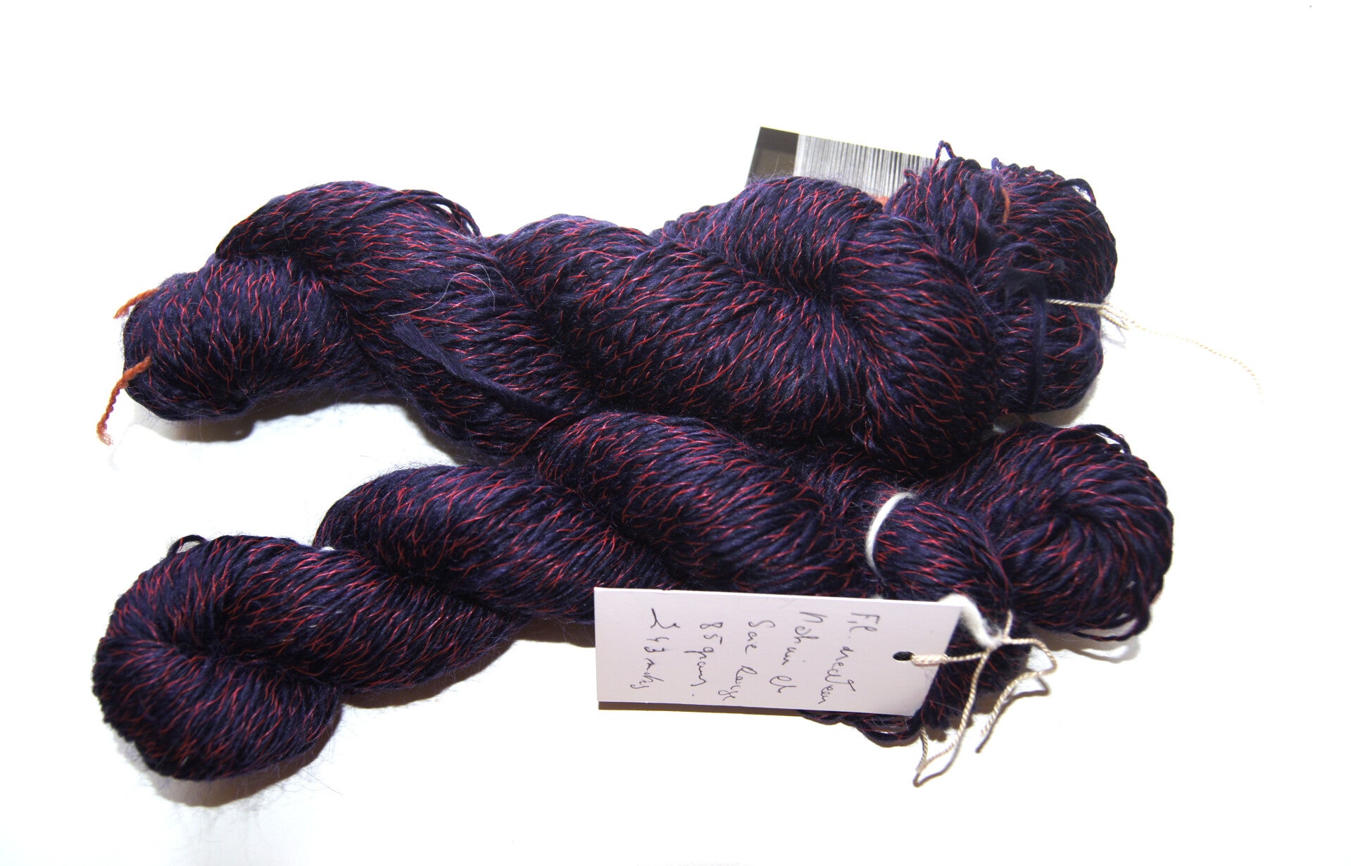 Lot de deux écheveaux mérinos violet et soie rouge créateur