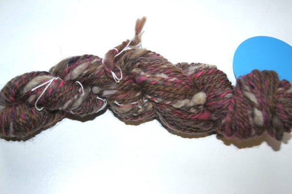 Echeveau de laine fantaisie merinos , mouton camerounais marron 47 g /57 m