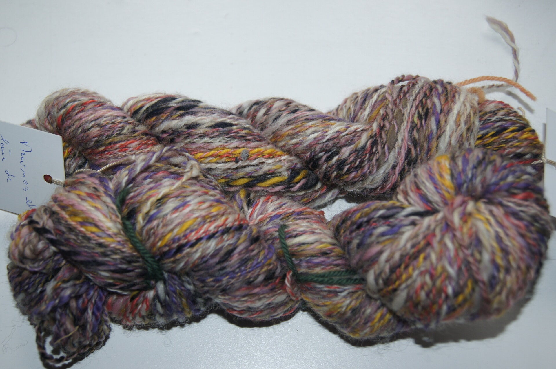 Lot de deux écheveaux de mérinos et laine de mouton 128 gr /235 m