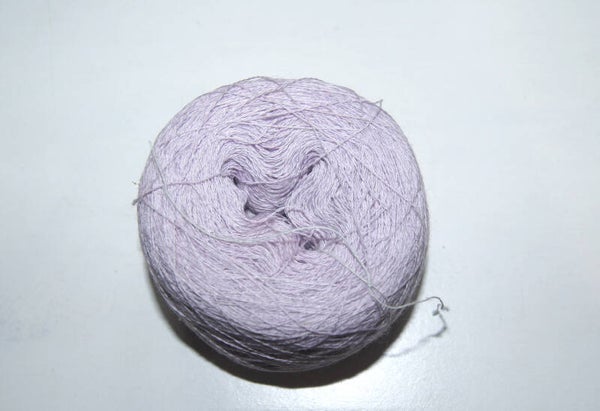 Fil de coton mauve clair teinté artisanalement