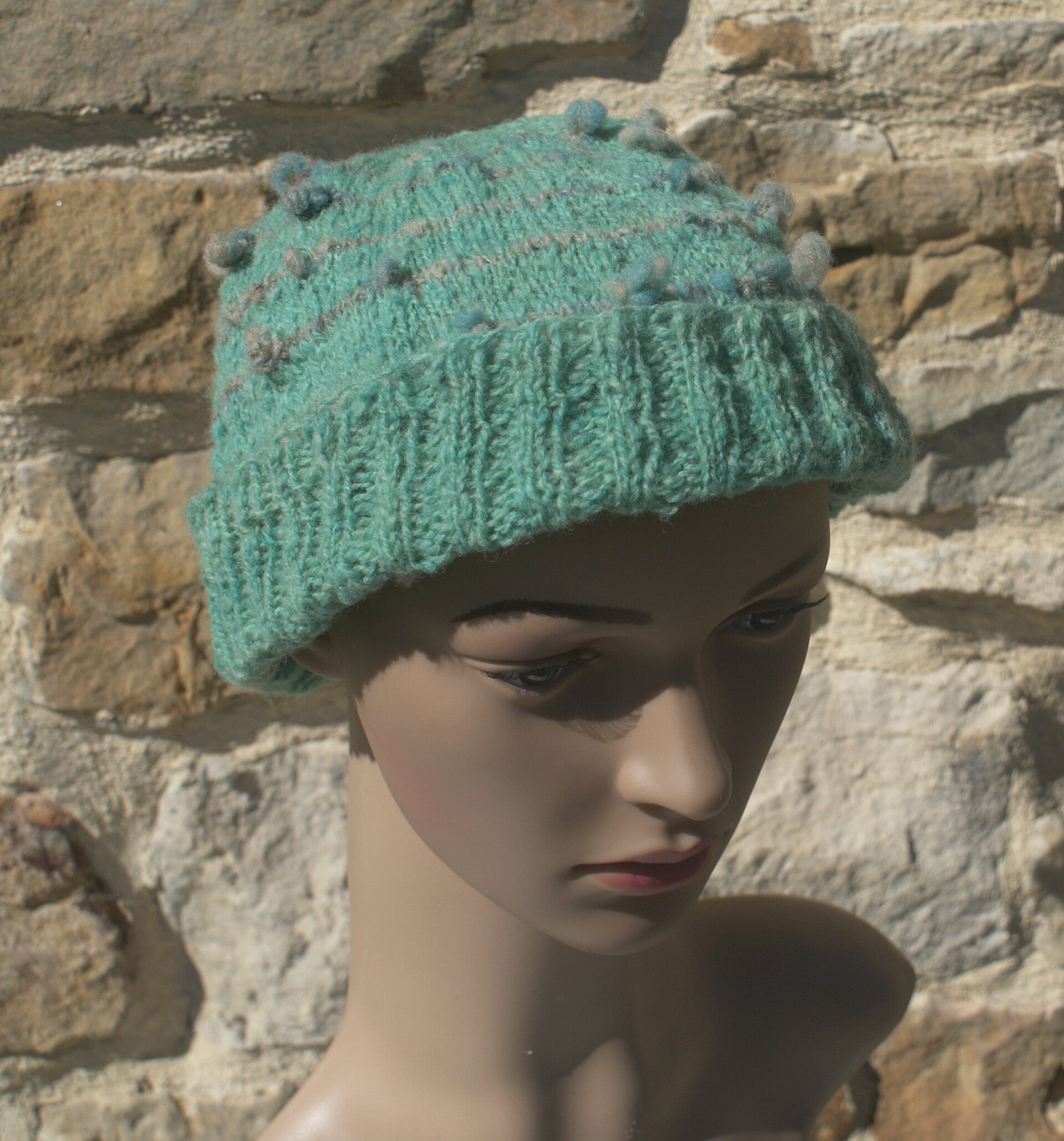 bonnet-en-ile-de-france-fil-e-main-et-teinture-artsanale-standard.jpg