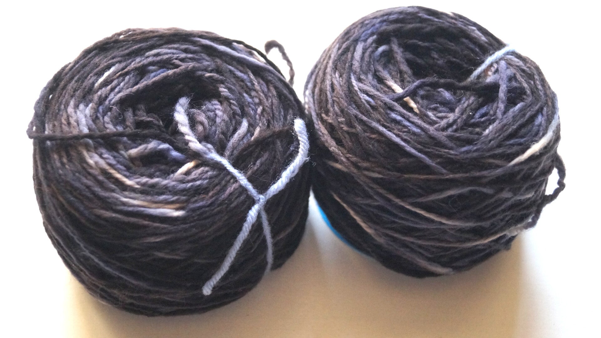 Laine Rambouillet filée main et teinte artisanalement, lot de 2 cakes gris noir de 90g