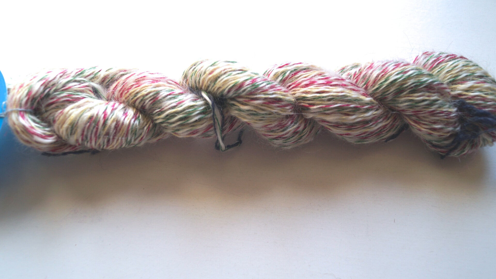 Echeveau de mohair filé blanc et multicolore 144 m /64 gr