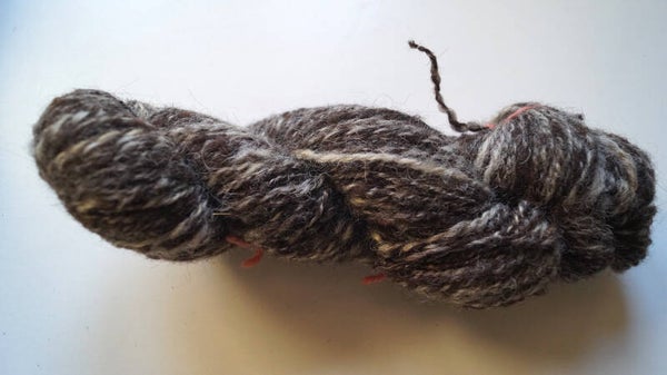 Écheveau de Laine Filé Main – Mélange Rustique Ouessant & Nez Noir – Élevage du Jura (70g / 150m)