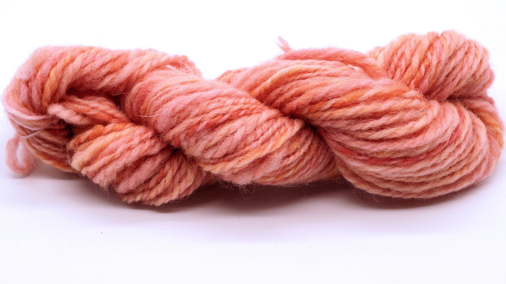 Mini-écheveau de laine de mouton Eider – Filé main et teint artisanalement dans un rose nuancé