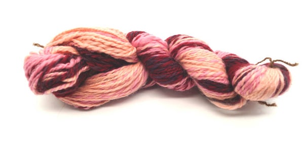 Écheveau Mérinos Artisanal – Nuances Rose et Rouge Vibrantes (2 brins)