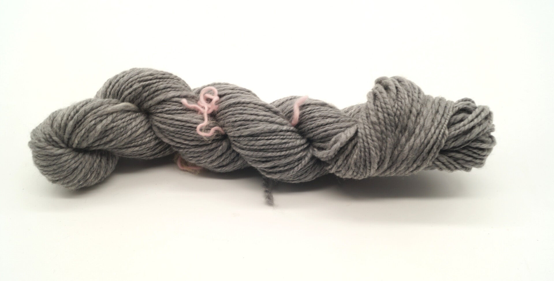 Laine des Alpes filée main écheveau gris souris