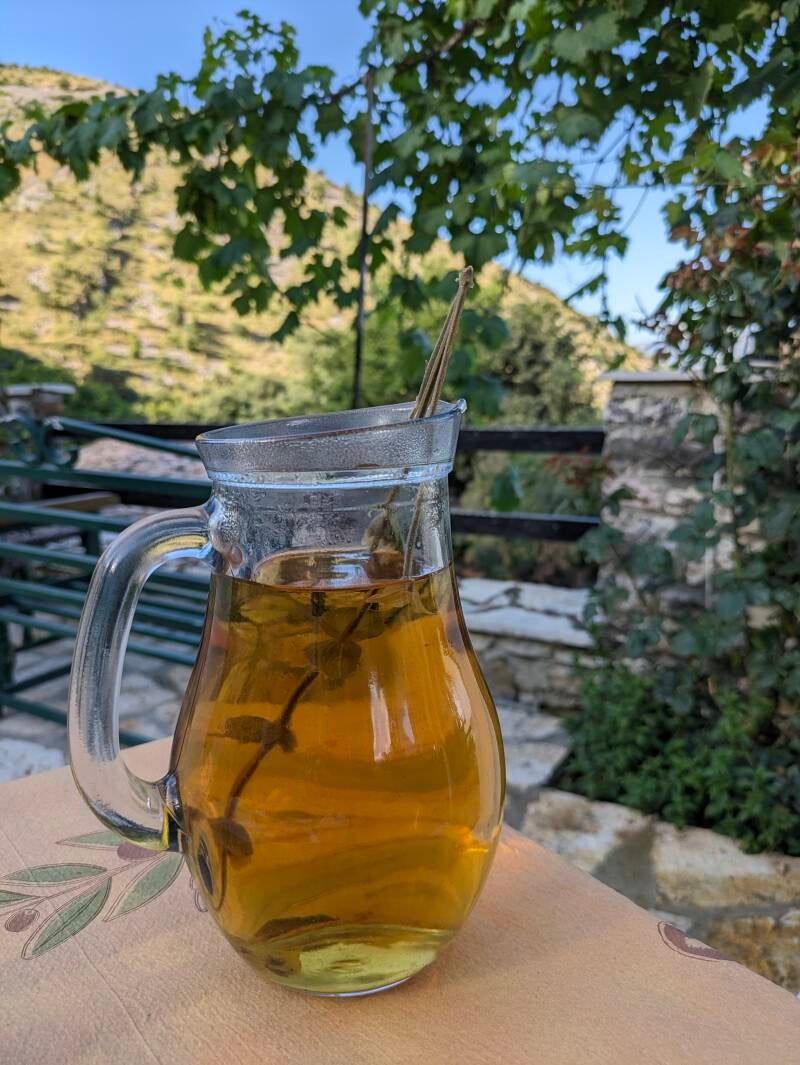 Alabnischen Bergtee mit Bergeblick genießen