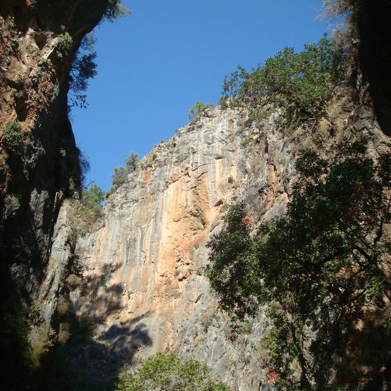 AgiaIrini-Gorge-rockswalls-hiking-Crete.jpg