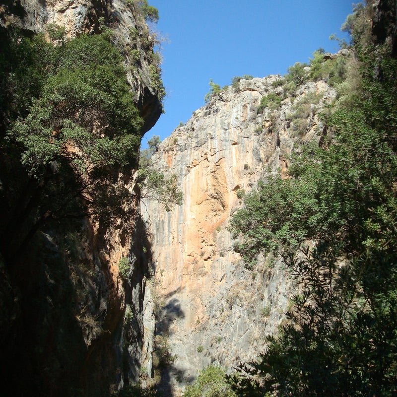 AgiaIrini-Gorge-steepwalls-hiking-Crete.jpg