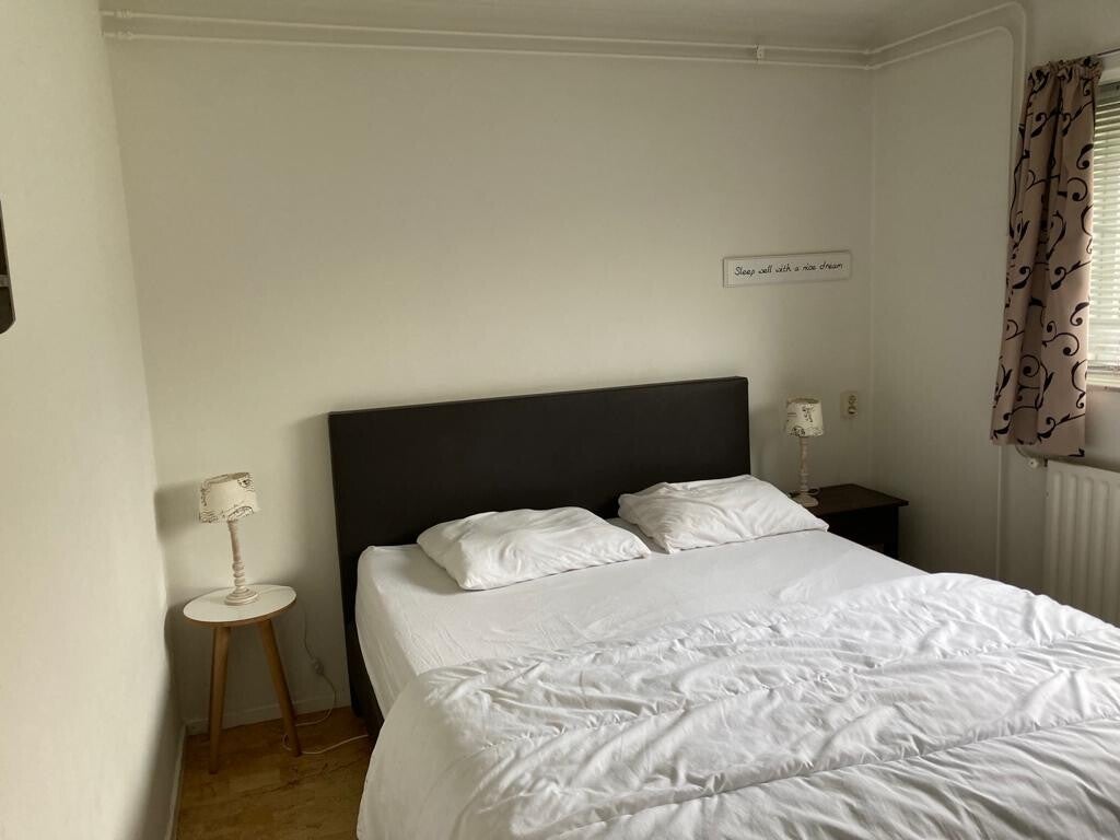 house-bedroom-1-standard-cc0itq.jpg