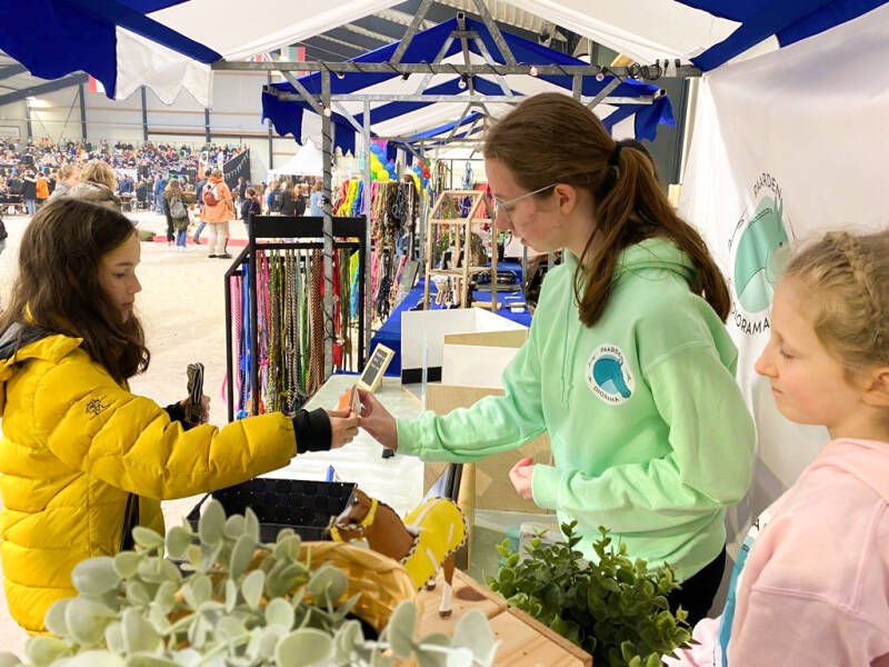 Stand van Paardendiorama op de Go Social Party 2023 met diorama’s, hindernissen en dekens voor modelpaarden en jouw paard als Schleich paard  