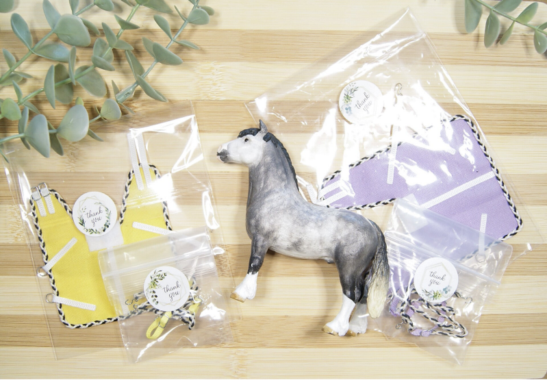 Schleich repaint van jouw paard, lila en gele handgemaakte Schleich dekens voor modelpaarden in milieuvriendelijke bioplastic zakjes