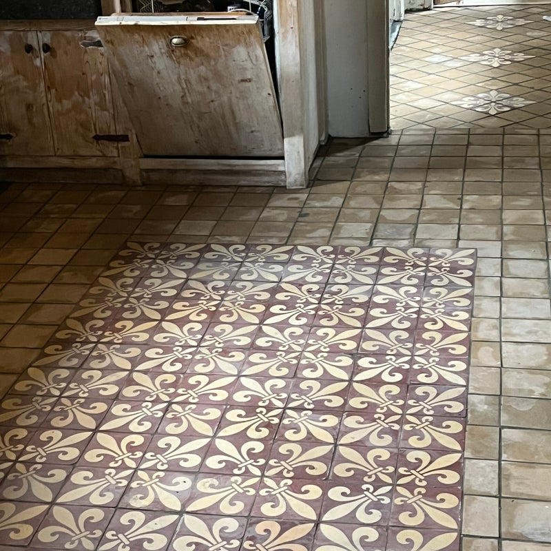 Antieke tegelvloer met patroon keuken boerderij