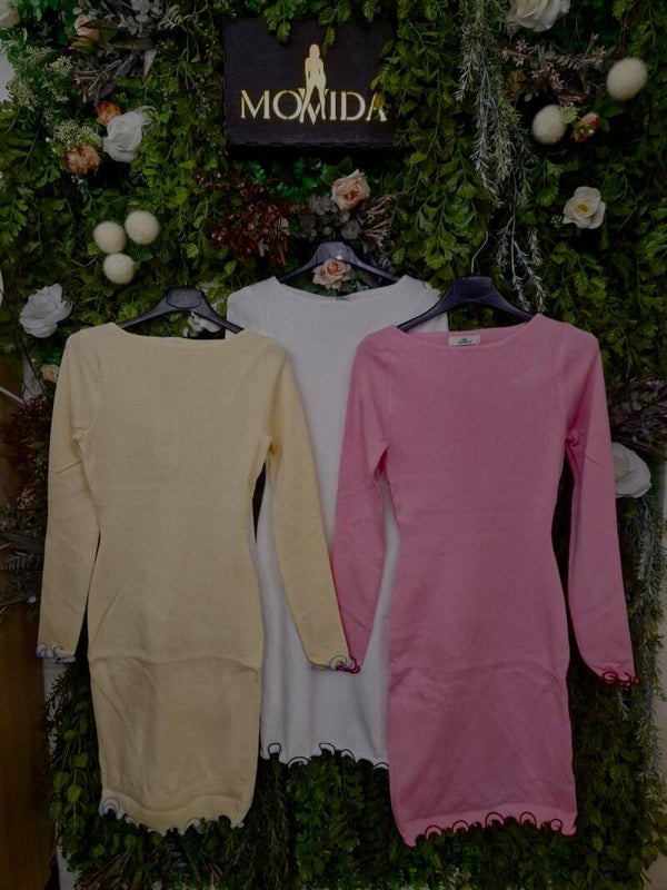 Abito in maglia con bordi ondulati