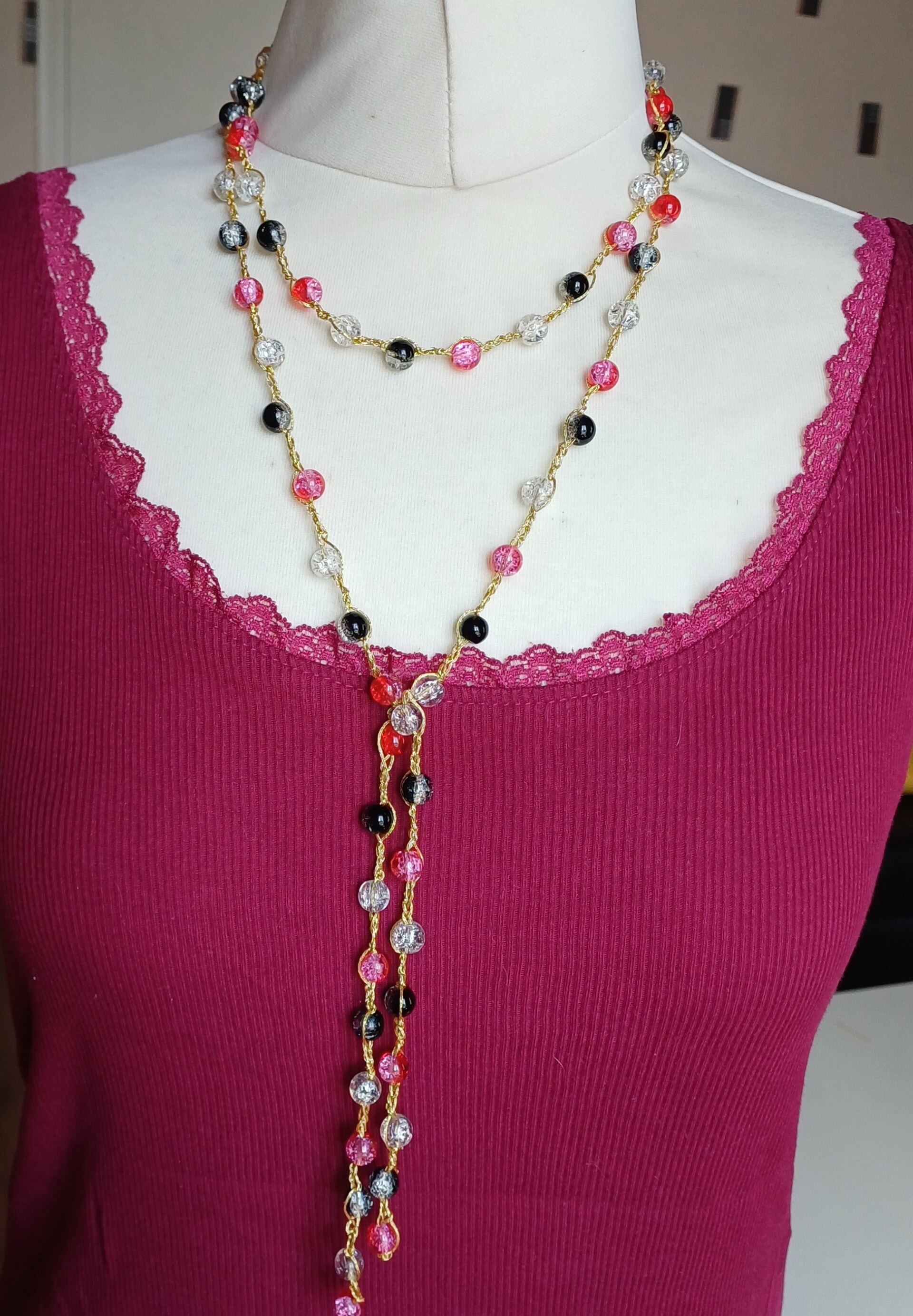 Collier " Cascade rubis " perles de verre craquelée sur chainette crochetée dorée ( 140 cm)