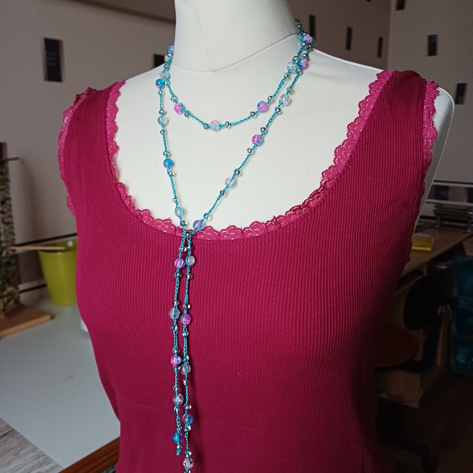 Collier " perles de lagon " perles turquoise et transparentes sur chainette crochetée turquoise 130cm