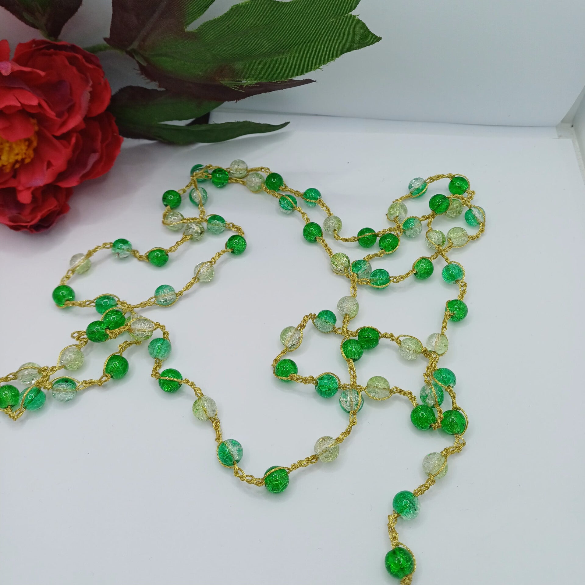 Collier " Cascade Émeraude " perle et chaîne crochetée dorée 140cm